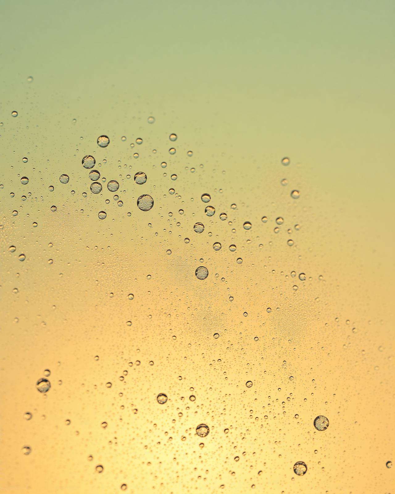 Condensation droplets in warm-to-cool light